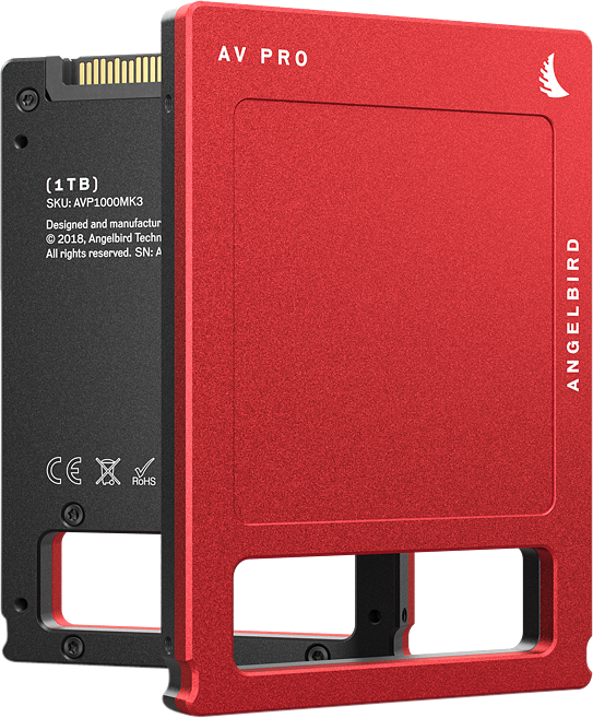 Punamusta ANGELBIRD AV PRO MK3 1TB SSD -levy on osittain liu'utettu kotelostaan, jolloin aseman liitin ja etiketti paljastuvat.