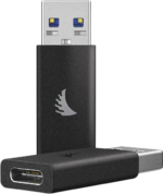 800q-04_117734 Kaksi ANGELBIRD-USB-A-C-sovitinta, musta, hopeisella logolla - toinen pystyssä, jossa on USB-A-liitin, toinen tasainen, jossa on USB-C-portti. Molemmissa on mattapintainen viimeistely ja tyylikäs muotoilu.