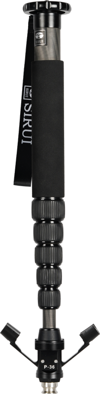 Sirui P-36 Adapter for Monopod/feet on musta ja hopeinen monopodi, jossa on vaahtomuovinen kahva, säädettävät jalat, SIRUI-merkitty rannehihna ja kaksi kokoontaitettavaa tukijalkaa pohjassa.