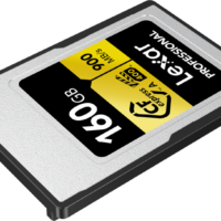 Lexar CFexpress Pro Gold R900/W800 - VPG400 Type-A 160GB muistikortti on kuvattu vinossa valkoisella pohjalla.