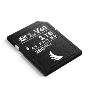 ANGELBIRD 1TB AV Pro Mk 2 V60 UHS-II SDXC -kortti näkyy valkoisella pohjalla. Mustassa kortissa on valkoinen teksti, jossa lukee "SDXC V60 AV PRO SD 280MB/s" ja jonka oikeassa alakulmassa on puulogo.