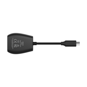 Lexar LRW470U Cardreader SD & microSD UHS-II (USB-C) -muistikortinlukija, musta, jossa on lyhyt kaapeli ja sertifiointitarrat sen leveämmässä päässä, kuvassa valkoista taustaa vasten.
