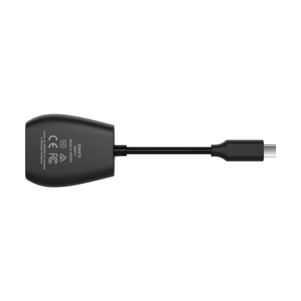 Lexar LRW470U Cardreader SD & microSD UHS-II (USB-C) -muistikortinlukija, musta, jossa on lyhyt kaapeli ja sertifiointitarrat sen leveämmässä päässä, kuvassa valkoista taustaa vasten.