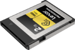Lexar CFexpress Pro Gold R1900/W1500 2TB -muistikortti, joka tarjoaa 2TB kapasiteetin ja jopa 1900 MB/s lukunopeuden, on kuvattu kulmassa vaaleaa taustaa vasten.