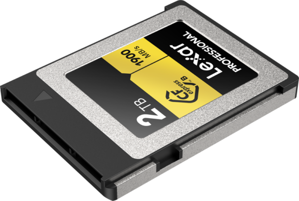 Lexar CFexpress Pro Gold R1900/W1500 2TB -muistikortti, joka tarjoaa 2TB kapasiteetin ja jopa 1900 MB/s lukunopeuden, on kuvattu kulmassa vaaleaa taustaa vasten.