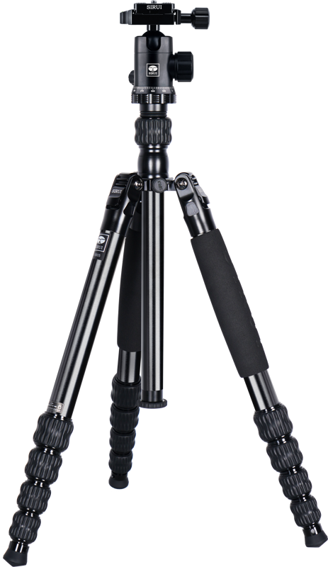 Sirui Traveler Tripod Kit T-1005+E-10, jossa on säädettävät jalat ja kuulapääkiinnitys, on kuvassa pystyssä valkoisella pohjalla.