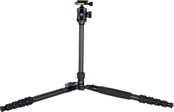 Sirui Traveler Carbon Tripod Kit T-1205+E-10 -mallissa on musta hiilikuiturakenne, kolme pidennettyä jalkaa, joissa on kumikahvat ja kuulapääkiinnitys, ja se on esillä valkoista taustaa vasten.