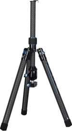 Sirui Traveler X-I Carbon Tripod Kit AT-125 + B00K, jossa on musta hiilikuiturakenne, kolme pidennettyä jalkaa, siniset säätönupit ja teleskooppinen keskipylväs, näkyy tavallisella valkoisella pohjalla.