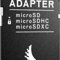 800q-04_123930 ANGELBIRD microSD AV PRO (V30) 128GB sisältää mustan sovittimen, jossa lukee "ADAPTER" ja joka tukee microSD-, microSDHC- ja microSDXC-muotoja. Sovittimessa näkyy myös valkoinen lukkosymboli ja tyylitelty valkoinen logo.
