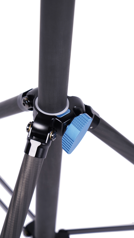 Lähikuva Sirui Light Stand DK-28 Carbon Fiber Air-Cushioned -jalan lukitusmekanismista, jossa näkyy mustat metallinivelet ja kuvioitu sininen säätönuppi valkoista taustaa vasten.