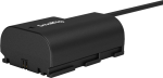 SmallRig 4252 D-Tap to LP-E6NH Dummy Battery Power Cable, musta kameran tekoakku, johon on liitetty kaapeli kameran ulkoista virtaa varten, näkyy vaalealla taustalla.