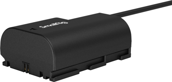 SmallRig 4252 D-Tap to LP-E6NH Dummy Battery Power Cable, musta kameran tekoakku, johon on liitetty kaapeli kameran ulkoista virtaa varten, näkyy vaalealla taustalla.