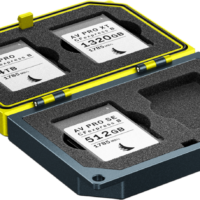 ANGELBIRD MEDIA TANK CFexpress (tyyppi B), keltainen ja harmaa, pitää turvallisesti kaksi muistikorttia - AV PRO XT 1,32TB ja AV PRO SE 512GB - vaahtomuovilokeroissa, ja kolmas korttipaikka jää tyhjäksi.