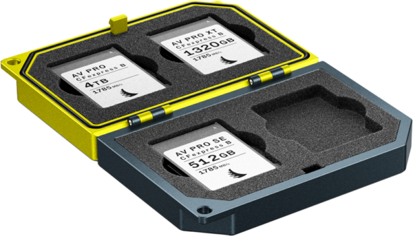 ANGELBIRD MEDIA TANK CFexpress (tyyppi B), keltainen ja harmaa, pitää turvallisesti kaksi muistikorttia - AV PRO XT 1,32TB ja AV PRO SE 512GB - vaahtomuovilokeroissa, ja kolmas korttipaikka jää tyhjäksi.