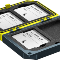 Keltaisen ja mustan ANGELBIRD MEDIA TANK CFast Cards -kotelon avoimessa ANGELBIRD MEDIA TANK CFast Cards -kotelossa on kaksi AV PRO CF -korttia - 1 TB ja 512 Gt - jotka on pidetty tukevasti vaahtomuovileikkauksissa.