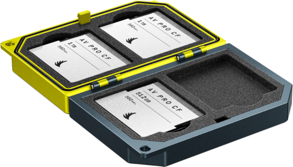 Keltaisen ja mustan ANGELBIRD MEDIA TANK CFast Cards -kotelon avoimessa ANGELBIRD MEDIA TANK CFast Cards -kotelossa on kaksi AV PRO CF -korttia - 1 TB ja 512 Gt - jotka on pidetty tukevasti vaahtomuovileikkauksissa.
