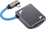 800q-04_127420 Harmaa ANGELBIRD Kondor Blue CFexpress B Recording Module SD-kortinlukija, jossa on punottu sininen USB-C-kaapeli, valkoiset lintulogot yläosassa ja SD-korttipaikka sivulla.