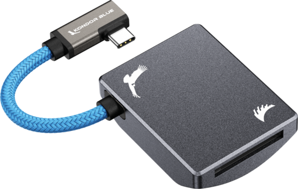 800q-04_127420 Harmaa ANGELBIRD Kondor Blue CFexpress B Recording Module SD-kortinlukija, jossa on punottu sininen USB-C-kaapeli, valkoiset lintulogot yläosassa ja SD-korttipaikka sivulla.