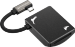 Kuvassa ANGELBIRD Kondor Blue CFexpress B Recording Module - Musta -muistikortinlukija, jossa on punottu USB-C-kaapeli. Mustassa lukijassa on valkoiset lintu- ja höyhenlogot, ja sen toisella puolella on korttipaikka.