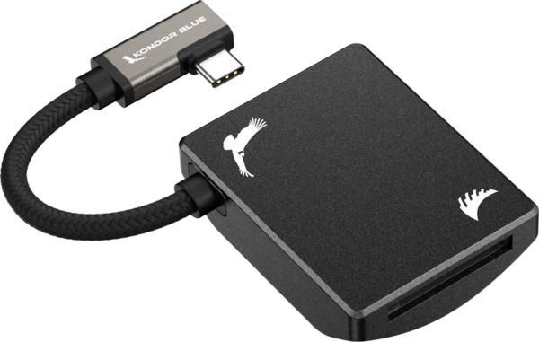Kuvassa ANGELBIRD Kondor Blue CFexpress B Recording Module - Musta -muistikortinlukija, jossa on punottu USB-C-kaapeli. Mustassa lukijassa on valkoiset lintu- ja höyhenlogot, ja sen toisella puolella on korttipaikka.