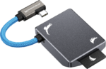 Mustassa ANGELBIRD Kondor Blue SD-tallennusmoduulissa on lyhyt sininen punottu USB-C-kaapeli, jossa on merkintä KONDOR BLUE, ja valkoiset lintulogot sekä sovittimessa että liittimessä.