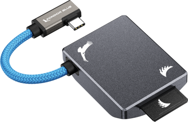 Mustassa ANGELBIRD Kondor Blue SD-tallennusmoduulissa on lyhyt sininen punottu USB-C-kaapeli, jossa on merkintä KONDOR BLUE, ja valkoiset lintulogot sekä sovittimessa että liittimessä.