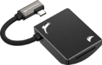 ANGELBIRD Kondor Blue SD-tallennusmoduulissa - Musta -muistikortinlukija on musta muotoilu valkoisella lintulogolla, siihen on kiinnitetty punottu USB-C-kaapeli ja korttipaikka muistikortin asettamista varten.