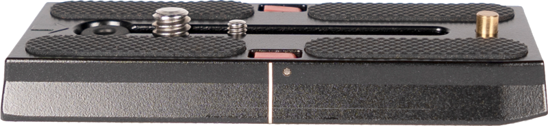 Lähikuva Sirui Quick Release Plate VP-SH15 -pikalevystä mustana, jossa on kuvioidut kahvat, hopeinen ruuvi ja pieni messinkitappi sen yläpinnalla.