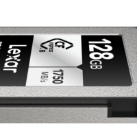 Lexar CFexpress Pro Silver Serie R1750/W1300 128GB -muistikortti kuvattuna kulmassa valkoisella pohjalla, siirtonopeus 1750 MB/s.