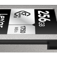 Lähikuva Lexar CFexpress Pro Silver Serie R1750/W1300 256GB -muistikortista, jossa korostuu sen metallinen reuna ja tarra, jossa lukunopeus on 1750 MB/s.
