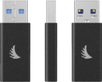 800q-05_117734 Kuvassa on kolme ANGELBIRD USB-A-C-sovitinta - yksi etu-, yksi sivu- ja yksi takanäkymä - joissa korostuvat metalliset USB-liittimet, musta suorakulmainen muotoilu ja hopeinen logo.