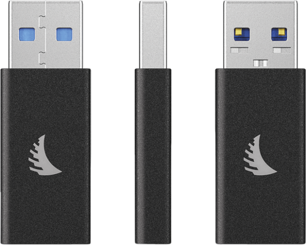 800q-05_117734 Kuvassa on kolme ANGELBIRD USB-A-C-sovitinta - yksi etu-, yksi sivu- ja yksi takanäkymä - joissa korostuvat metalliset USB-liittimet, musta suorakulmainen muotoilu ja hopeinen logo.