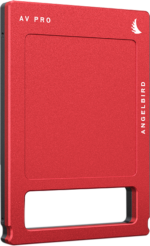 Punaisessa ANGELBIRD AV PRO MK3 1TB ulkoisessa SSD-levyssä on suorakulmainen muoto, jossa on pyöristetyt reunat, pieni valkoinen lintulogo oikeassa yläkulmassa ja leikattu osa alareunassa.
