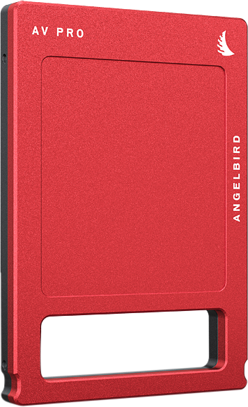 Punaisessa ANGELBIRD AV PRO MK3 1TB ulkoisessa SSD-levyssä on suorakulmainen muoto, jossa on pyöristetyt reunat, pieni valkoinen lintulogo oikeassa yläkulmassa ja leikattu osa alareunassa.
