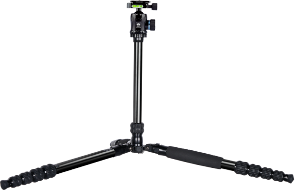Sirui Traveler Tripod Kit T-1005+E-10, kuvassa vaaleaa taustaa vasten, on musta kolmella säädettävällä jalalla varustettu kolmijalkainen kolmijalka, jossa on keskellä oleva ulosvedettävä pylväs, ja jossa on asennettu kuulapää ja kuplavaa'an yläosa.