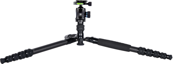 Sirui Traveler Carbon Tripod Kit T-1205+E-10, kuvassa vaalealla pohjalla, sisältää pidennetyt leveät jalat, kuulapään, kuplavaa'an ja vaahtomuovikahvan toisessa jalassa.