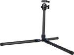 Sirui Traveler X-I Carbon Tripod Kit AT-125 + B00K:ssa on säädettävät jalat levällään ja pallopääkiinnike päällä, kuvassa vaaleaa taustaa vasten.