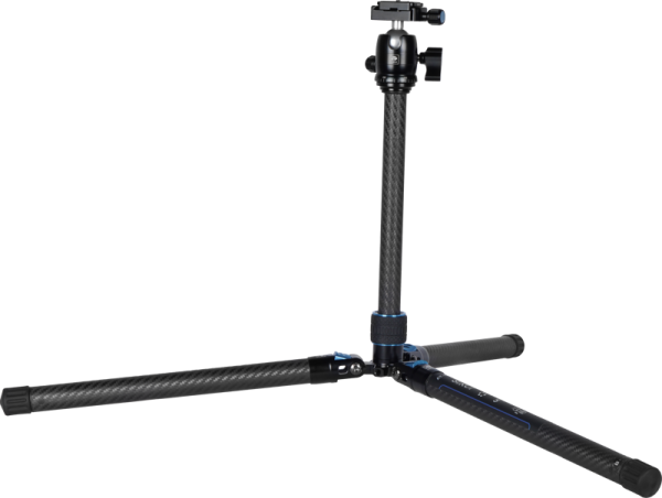 Sirui Traveler X-I Carbon Tripod Kit AT-125 + B00K:ssa on säädettävät jalat levällään ja pallopääkiinnike päällä, kuvassa vaaleaa taustaa vasten.