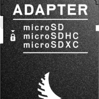 800q-05_123930 ANGELBIRD microSD AV PRO (V30) 128GB -sovitin on musta, ja siinä on valkoinen teksti, joka tukee microSD-, microSDHC- ja microSDXC-kortteja. Siinä on lukitussymboli ja kaareva valkoinen muotoilu.