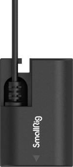 SmallRig 4252 D-Tap to LP-E6NH Dummy Battery Power Cable, musta, näkyy kuvassa virtajohto kiinnitettynä vaaleanharmaalla taustalla. SmallRigin logo ja valkoinen nuoli näkyvät sovittimen etupuolella.