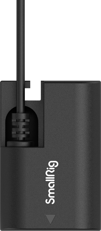 SmallRig 4252 D-Tap to LP-E6NH Dummy Battery Power Cable, musta, näkyy kuvassa virtajohto kiinnitettynä vaaleanharmaalla taustalla. SmallRigin logo ja valkoinen nuoli näkyvät sovittimen etupuolella.