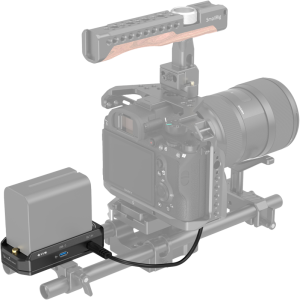 SmallRig 4341 NP-F-akkusovitin Mount Plate Kit NP-FZ100 -akun virtakaapelilla varustettu liitäntälevysarja yhdistää kaapelilla puukahvalla, suurella objektiivilla ja vakaimella varustetun digitaalikameran rigiin ja tarjoaa virtaa latauslaitteistonsa kautta.