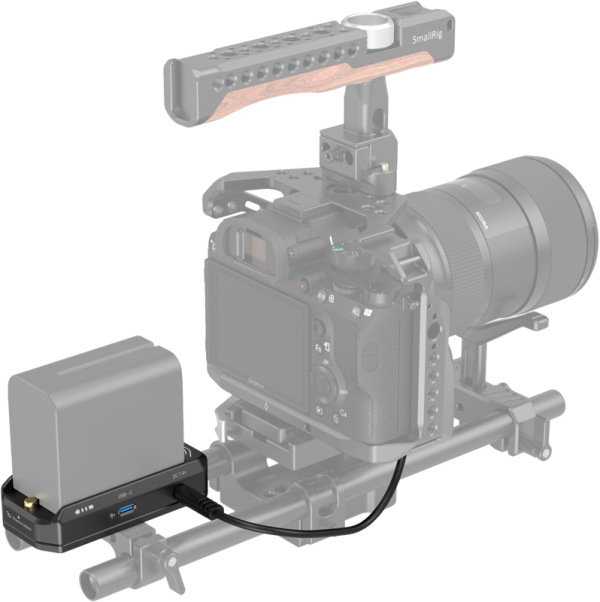 SmallRig 4341 NP-F-akkusovitin Mount Plate Kit NP-FZ100 -akun virtakaapelilla varustettu liitäntälevysarja yhdistää kaapelilla puukahvalla, suurella objektiivilla ja vakaimella varustetun digitaalikameran rigiin ja tarjoaa virtaa latauslaitteistonsa kautta.