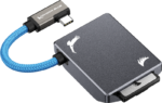 800q-05_127420 Harmaa ANGELBIRD Kondor Blue CFexpress B Recording Module -kortinlukija, jossa on sininen punottu USB-C-kaapeli, molemmissa valkoinen lintulogo ja SD-kortti osittain asetettu.