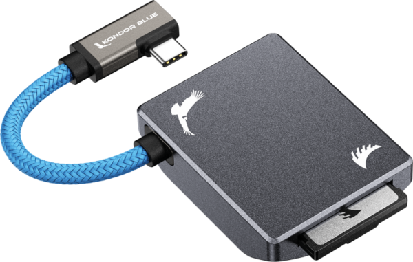 800q-05_127420 Harmaa ANGELBIRD Kondor Blue CFexpress B Recording Module -kortinlukija, jossa on sininen punottu USB-C-kaapeli, molemmissa valkoinen lintulogo ja SD-kortti osittain asetettu.