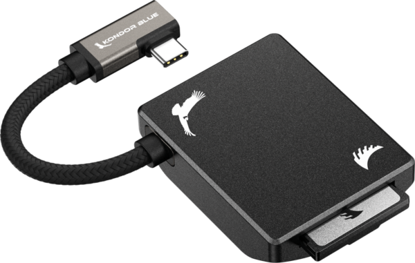 ANGELBIRD Kondor Blue CFexpress B Recording Module - Musta -muistikortinlukija sisältää mustan muotoilun valkoisilla lintulogoilla, joustavan USB-C-kaapelin ja SD-kortin, joka on osittain asetettu laitteeseen.