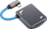 Kompakti harmaa ANGELBIRD Kondor Blue SD Recording Module -muistikortinlukija, jossa on sininen punottu USB-C-kaapeli ja valkoinen lintulogo kotelossa.