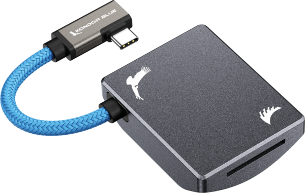 Kompakti harmaa ANGELBIRD Kondor Blue SD Recording Module -muistikortinlukija, jossa on sininen punottu USB-C-kaapeli ja valkoinen lintulogo kotelossa.