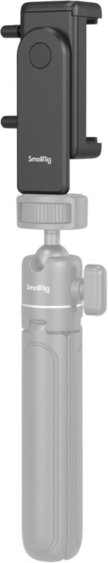 Musta SmallRig 4366 Easy Loading & Fast Switch -älypuhelinpidike on asennettu harmaaseen, säädettävään jalustaan, jossa on kuulapää ja taittuva kahva. Jalusta ja kahva ovat vaaleammat korostaakseen puhelimen pidikettä.