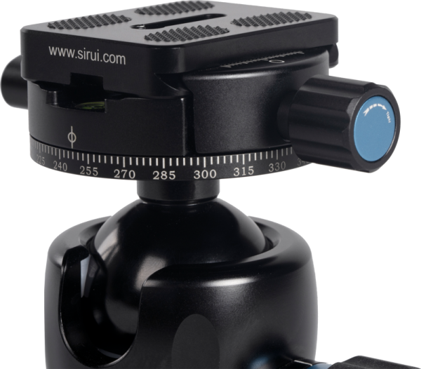 Close-up of the Sirui MT-20 headset: black headset with rotating base, knob highlighted in blue, degree markings and "www.sirui.com" printed on the top plate.